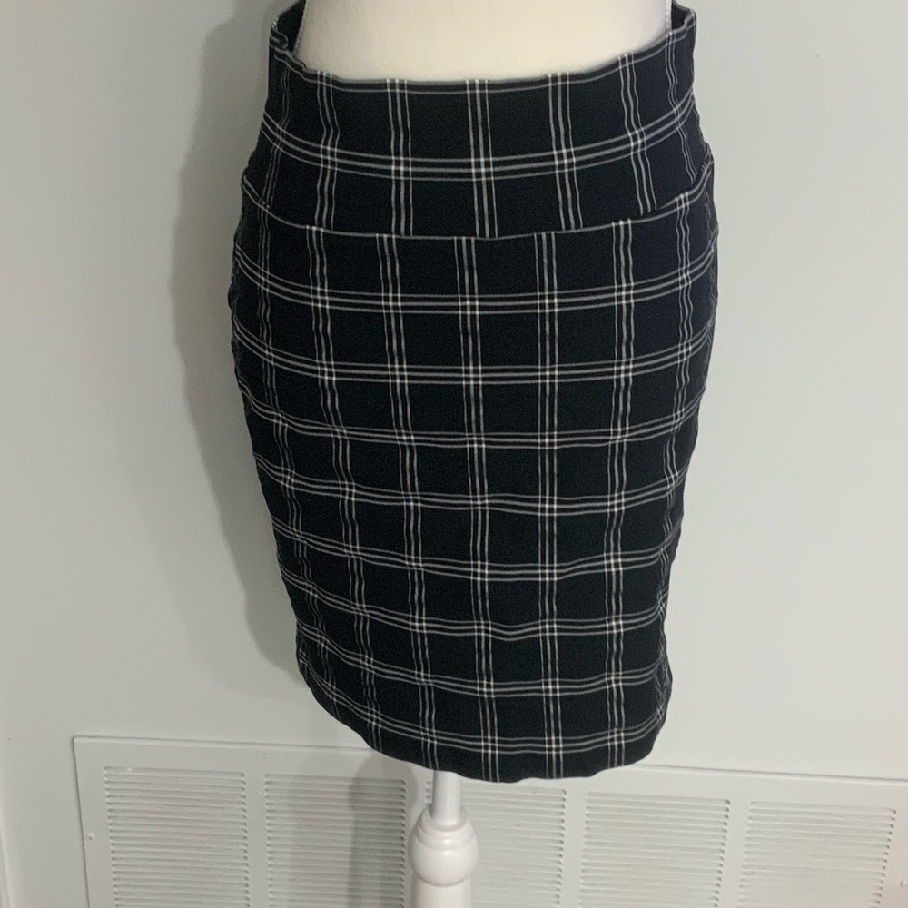 TWIK Medium Ladies Plaid Black and White Skirt